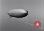 Immagine di US Navy piloti pratica allacciamento alla USS Akron in volo New Jersey United States USA, 1932, secondo 7 filmato di repertorio 65675031709