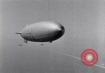 Immagine di US Navy piloti pratica allacciamento alla USS Akron in volo New Jersey United States USA, 1932, secondo 8 filmato di repertorio 65675031709