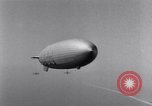 Immagine di US Navy piloti pratica allacciamento alla USS Akron in volo New Jersey United States USA, 1932, secondo 9 filmato di repertorio 65675031709