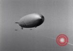 Immagine di US Navy piloti pratica allacciamento alla USS Akron in volo New Jersey United States USA, 1932, secondo 10 filmato di repertorio 65675031709