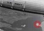 Immagine di US Navy piloti pratica allacciamento alla USS Akron in volo New Jersey United States USA, 1932, secondo 11 filmato di repertorio 65675031709