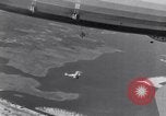 Immagine di US Navy piloti pratica allacciamento alla USS Akron in volo New Jersey United States USA, 1932, secondo 12 filmato di repertorio 65675031709