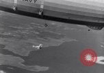 Immagine di US Navy piloti pratica allacciamento alla USS Akron in volo New Jersey United States USA, 1932, secondo 13 filmato di repertorio 65675031709
