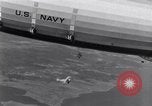 Immagine di US Navy piloti pratica allacciamento alla USS Akron in volo New Jersey United States USA, 1932, secondo 14 filmato di repertorio 65675031709