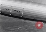 Immagine di US Navy piloti pratica allacciamento alla USS Akron in volo New Jersey United States USA, 1932, secondo 15 filmato di repertorio 65675031709