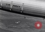 Immagine di US Navy piloti pratica allacciamento alla USS Akron in volo New Jersey United States USA, 1932, secondo 16 filmato di repertorio 65675031709