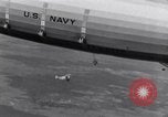 Immagine di US Navy piloti pratica allacciamento alla USS Akron in volo New Jersey United States USA, 1932, secondo 17 filmato di repertorio 65675031709