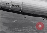 Immagine di US Navy piloti pratica allacciamento alla USS Akron in volo New Jersey United States USA, 1932, secondo 18 filmato di repertorio 65675031709