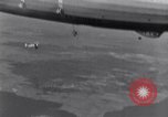 Immagine di US Navy piloti pratica allacciamento alla USS Akron in volo New Jersey United States USA, 1932, secondo 19 filmato di repertorio 65675031709