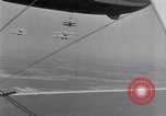 Immagine di US Navy piloti pratica allacciamento alla USS Akron in volo New Jersey United States USA, 1932, secondo 20 filmato di repertorio 65675031709