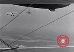 Immagine di US Navy piloti pratica allacciamento alla USS Akron in volo New Jersey United States USA, 1932, secondo 21 filmato di repertorio 65675031709