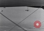 Immagine di US Navy piloti pratica allacciamento alla USS Akron in volo New Jersey United States USA, 1932, secondo 22 filmato di repertorio 65675031709