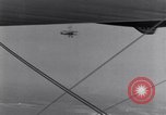 Immagine di US Navy piloti pratica allacciamento alla USS Akron in volo New Jersey United States USA, 1932, secondo 23 filmato di repertorio 65675031709