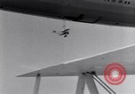 Immagine di US Navy piloti pratica allacciamento alla USS Akron in volo New Jersey United States USA, 1932, secondo 24 filmato di repertorio 65675031709