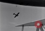 Immagine di US Navy piloti pratica allacciamento alla USS Akron in volo New Jersey United States USA, 1932, secondo 25 filmato di repertorio 65675031709