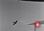 Immagine di US Navy piloti pratica allacciamento alla USS Akron in volo New Jersey United States USA, 1932, secondo 26 filmato di repertorio 65675031709