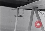 Immagine di US Navy piloti pratica allacciamento alla USS Akron in volo New Jersey United States USA, 1932, secondo 28 filmato di repertorio 65675031709