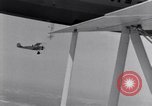 Immagine di US Navy piloti pratica allacciamento alla USS Akron in volo New Jersey United States USA, 1932, secondo 29 filmato di repertorio 65675031709