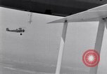 Immagine di US Navy piloti pratica allacciamento alla USS Akron in volo New Jersey United States USA, 1932, secondo 30 filmato di repertorio 65675031709