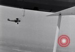 Immagine di US Navy piloti pratica allacciamento alla USS Akron in volo New Jersey United States USA, 1932, secondo 31 filmato di repertorio 65675031709