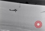 Immagine di US Navy piloti pratica allacciamento alla USS Akron in volo New Jersey United States USA, 1932, secondo 32 filmato di repertorio 65675031709