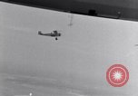 Immagine di US Navy piloti pratica allacciamento alla USS Akron in volo New Jersey United States USA, 1932, secondo 33 filmato di repertorio 65675031709