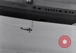 Immagine di US Navy piloti pratica allacciamento alla USS Akron in volo New Jersey United States USA, 1932, secondo 34 filmato di repertorio 65675031709