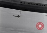 Immagine di US Navy piloti pratica allacciamento alla USS Akron in volo New Jersey United States USA, 1932, secondo 35 filmato di repertorio 65675031709