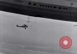 Immagine di US Navy piloti pratica allacciamento alla USS Akron in volo New Jersey United States USA, 1932, secondo 36 filmato di repertorio 65675031709