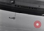 Immagine di US Navy piloti pratica allacciamento alla USS Akron in volo New Jersey United States USA, 1932, secondo 37 filmato di repertorio 65675031709