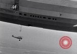 Immagine di US Navy piloti pratica allacciamento alla USS Akron in volo New Jersey United States USA, 1932, secondo 38 filmato di repertorio 65675031709
