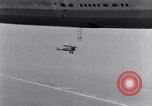 Immagine di US Navy piloti pratica allacciamento alla USS Akron in volo New Jersey United States USA, 1932, secondo 39 filmato di repertorio 65675031709