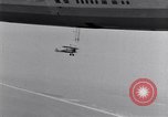 Immagine di US Navy piloti pratica allacciamento alla USS Akron in volo New Jersey United States USA, 1932, secondo 40 filmato di repertorio 65675031709