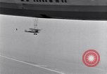 Immagine di US Navy piloti pratica allacciamento alla USS Akron in volo New Jersey United States USA, 1932, secondo 41 filmato di repertorio 65675031709