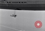 Immagine di US Navy piloti pratica allacciamento alla USS Akron in volo New Jersey United States USA, 1932, secondo 42 filmato di repertorio 65675031709