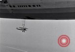 Immagine di US Navy piloti pratica allacciamento alla USS Akron in volo New Jersey United States USA, 1932, secondo 43 filmato di repertorio 65675031709