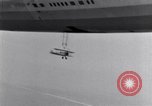 Immagine di US Navy piloti pratica allacciamento alla USS Akron in volo New Jersey United States USA, 1932, secondo 44 filmato di repertorio 65675031709