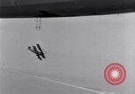 Immagine di US Navy piloti pratica allacciamento alla USS Akron in volo New Jersey United States USA, 1932, secondo 45 filmato di repertorio 65675031709
