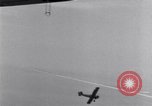Immagine di US Navy piloti pratica allacciamento alla USS Akron in volo New Jersey United States USA, 1932, secondo 46 filmato di repertorio 65675031709