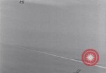 Immagine di US Navy piloti pratica allacciamento alla USS Akron in volo New Jersey United States USA, 1932, secondo 47 filmato di repertorio 65675031709