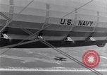 Immagine di US Navy piloti pratica allacciamento alla USS Akron in volo New Jersey United States USA, 1932, secondo 48 filmato di repertorio 65675031709