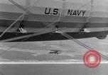Immagine di US Navy piloti pratica allacciamento alla USS Akron in volo New Jersey United States USA, 1932, secondo 49 filmato di repertorio 65675031709