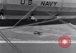 Immagine di US Navy piloti pratica allacciamento alla USS Akron in volo New Jersey United States USA, 1932, secondo 50 filmato di repertorio 65675031709