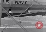 Immagine di US Navy piloti pratica allacciamento alla USS Akron in volo New Jersey United States USA, 1932, secondo 51 filmato di repertorio 65675031709