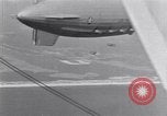 Immagine di US Navy piloti pratica allacciamento alla USS Akron in volo New Jersey United States USA, 1932, secondo 52 filmato di repertorio 65675031709
