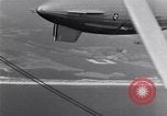 Immagine di US Navy piloti pratica allacciamento alla USS Akron in volo New Jersey United States USA, 1932, secondo 53 filmato di repertorio 65675031709