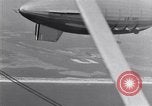 Immagine di US Navy piloti pratica allacciamento alla USS Akron in volo New Jersey United States USA, 1932, secondo 54 filmato di repertorio 65675031709