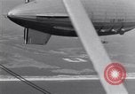 Immagine di US Navy piloti pratica allacciamento alla USS Akron in volo New Jersey United States USA, 1932, secondo 55 filmato di repertorio 65675031709