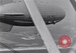 Immagine di US Navy piloti pratica allacciamento alla USS Akron in volo New Jersey United States USA, 1932, secondo 56 filmato di repertorio 65675031709