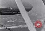 Immagine di US Navy piloti pratica allacciamento alla USS Akron in volo New Jersey United States USA, 1932, secondo 57 filmato di repertorio 65675031709